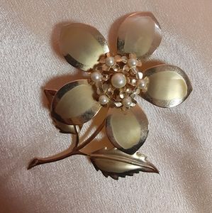 Vintage goldtone floral brooch